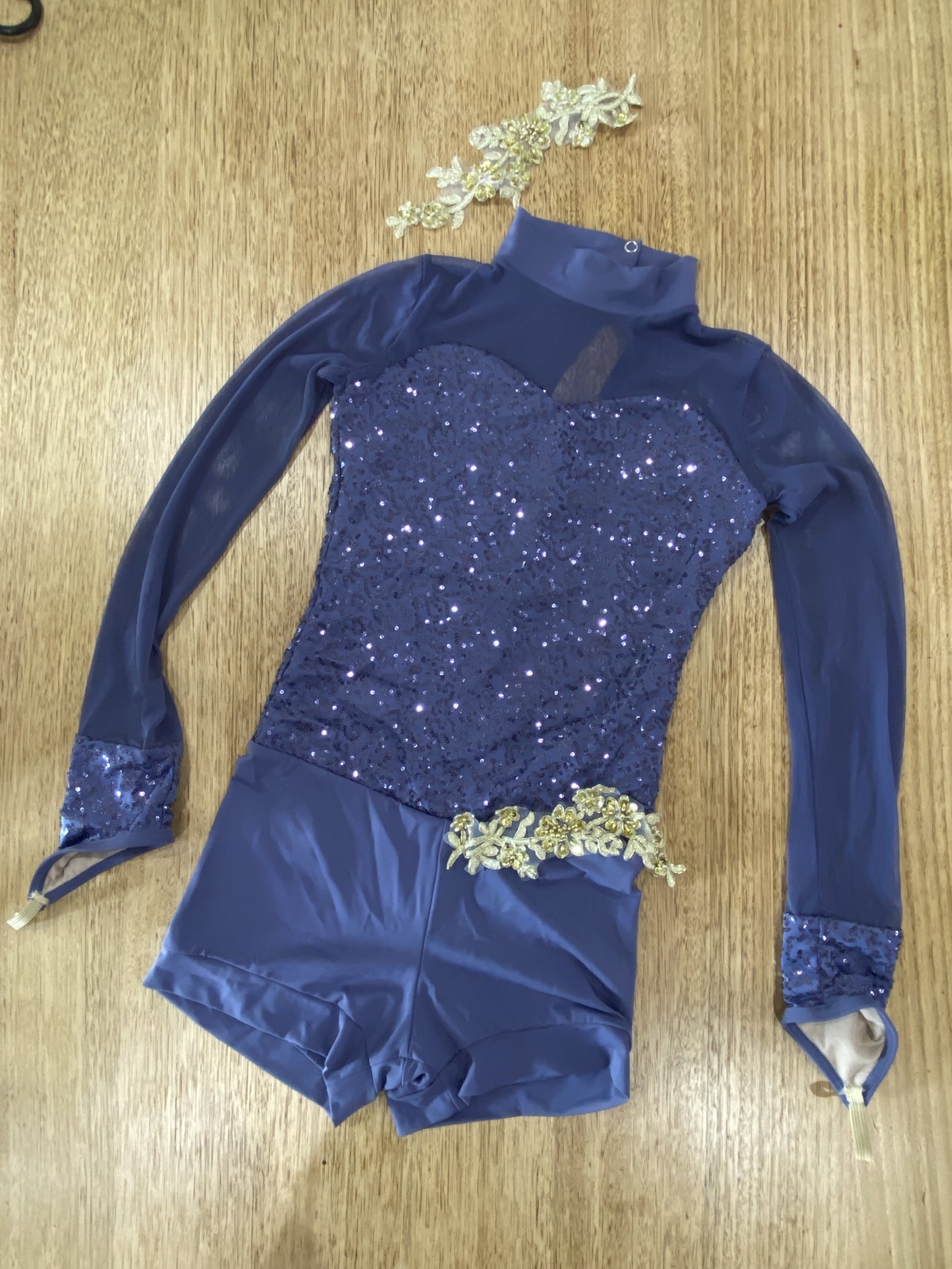 A4321 elegant Dusty purple fitted long sleeve with brocade med child