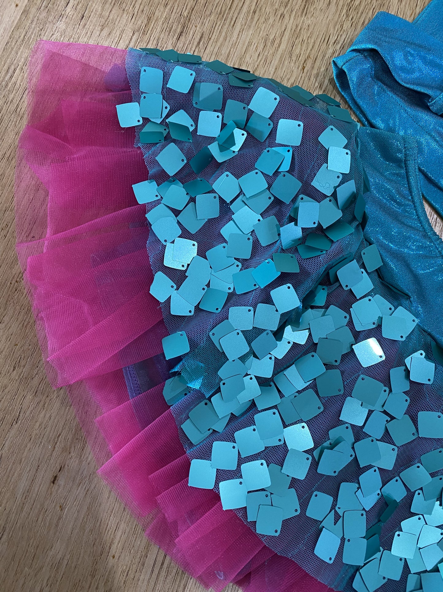 A 32129 turquoise sequins skirt and outfit to razzle - sm - med child
