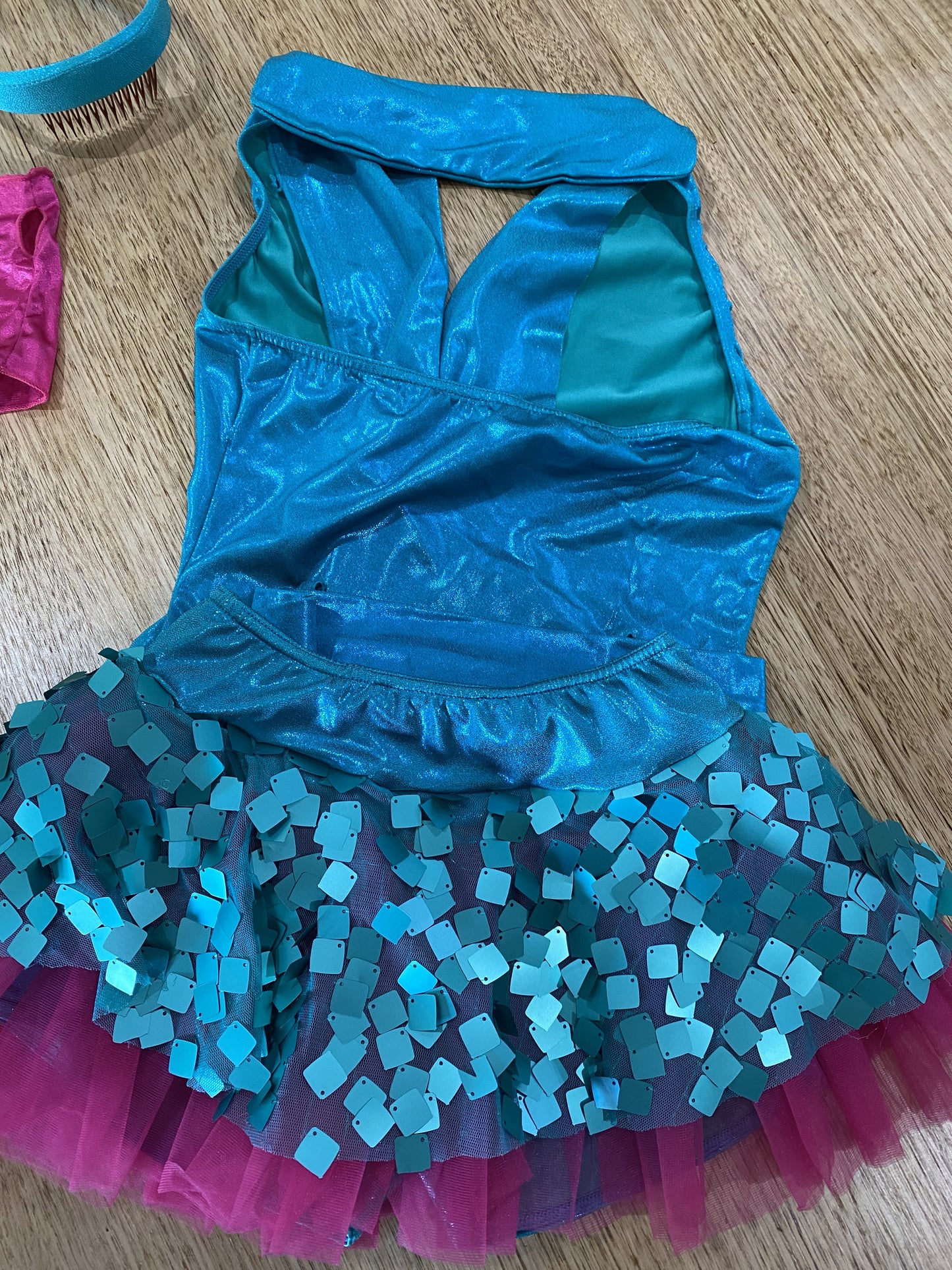 A 32128 turquoise sequins skirt and outfit to razzle - med child