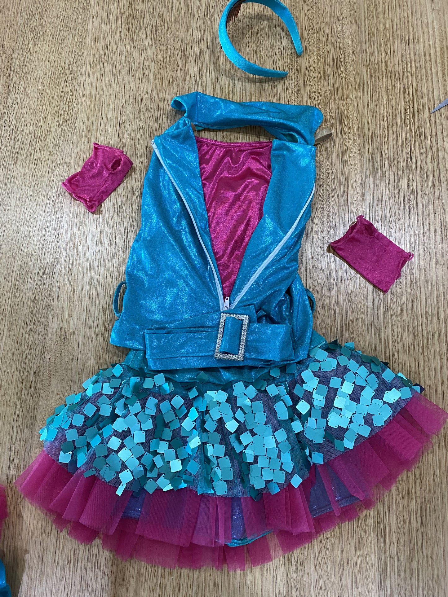 A 32128 turquoise sequins skirt and outfit to razzle - med child